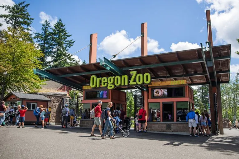 People lining up to visit the Oregon Zoo (OPB, 2019)